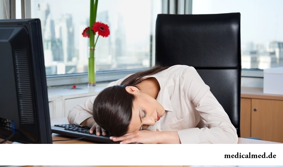 Постоянная усталость - один из признаков гормонального сбоя у женщины