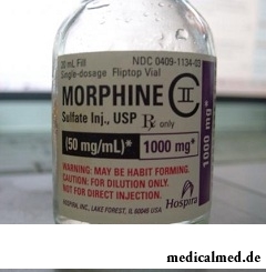 Для оказания первой помощи подкожно вводят раствор морфина 1% 